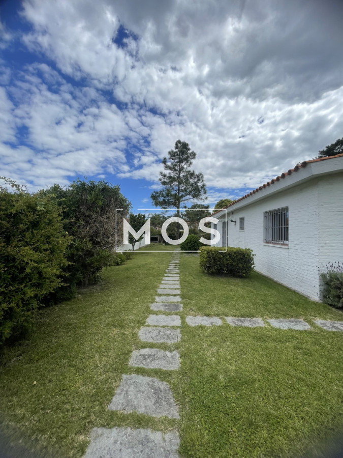 Casa ID.3256 - Descubra el privilegio de vivir en una de la ubicaciones  más codiciadas y buscadas de Punta del Este.