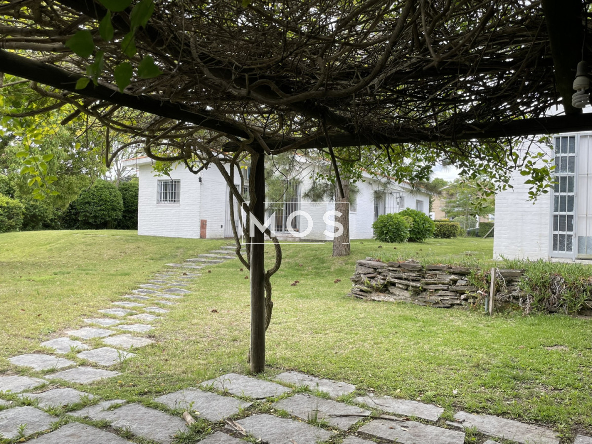 Casa ID.3256 - Descubra el privilegio de vivir en una de la ubicaciones  más codiciadas y buscadas de Punta del Este.