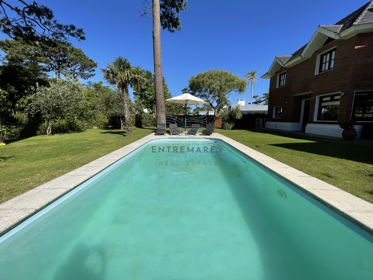 Casa ID.128 - Mansa, selecta propiedad con gran capacidad, pileta climatizada y muy bien equipada.