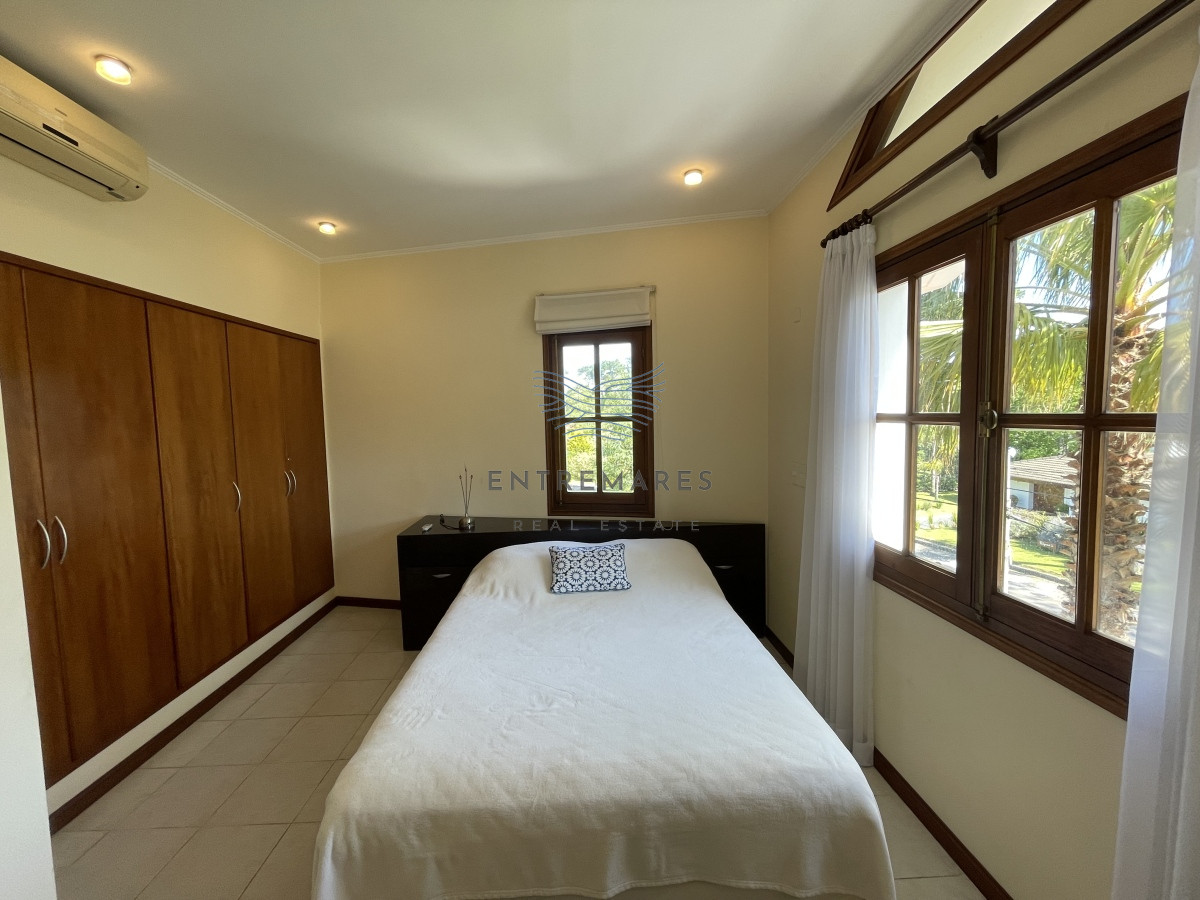 Casa ID.128 - Mansa, selecta propiedad con gran capacidad, pileta climatizada y muy bien equipada.