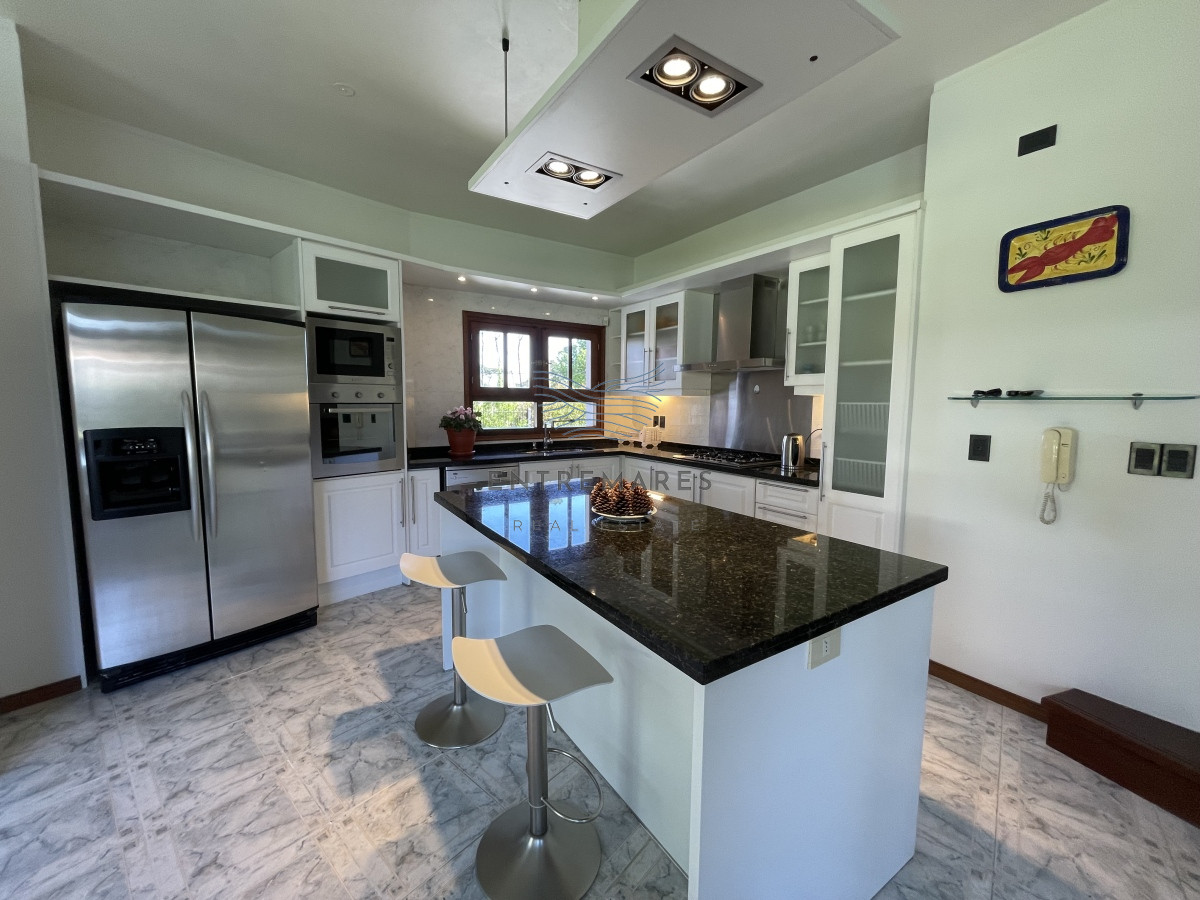 Casa ID.128 - Mansa, selecta propiedad con gran capacidad, pileta climatizada y muy bien equipada.
