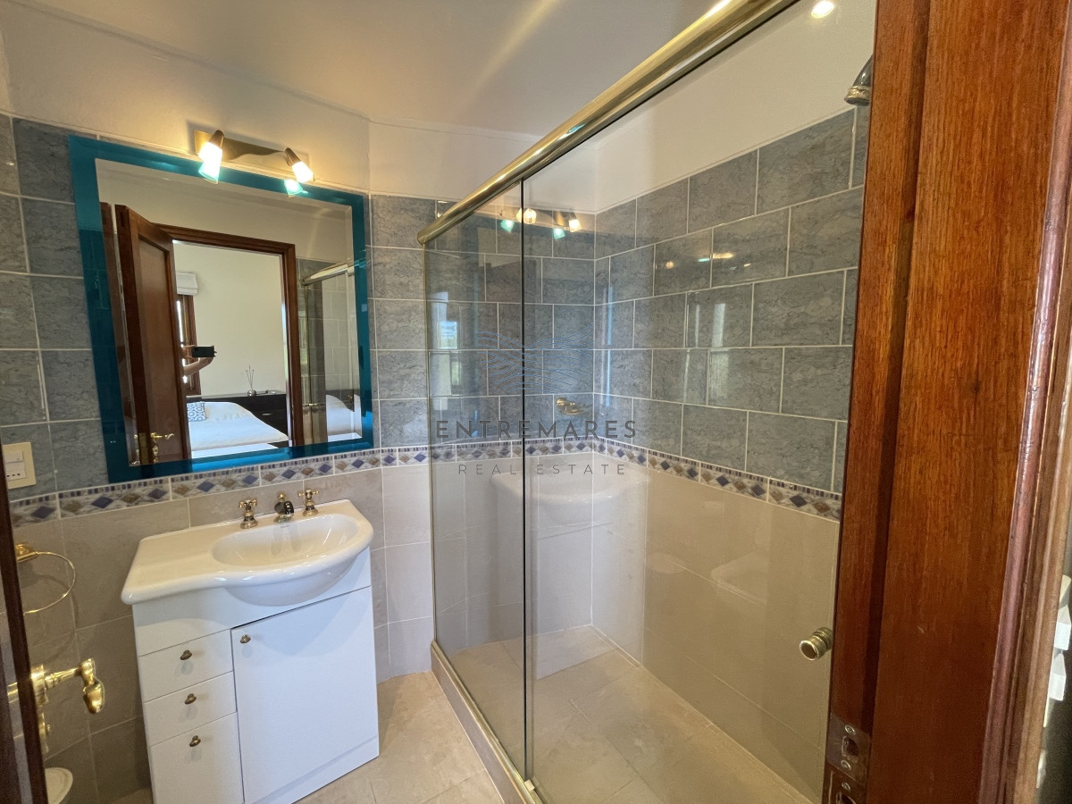 Casa ID.128 - Mansa, selecta propiedad con gran capacidad, pileta climatizada y muy bien equipada.