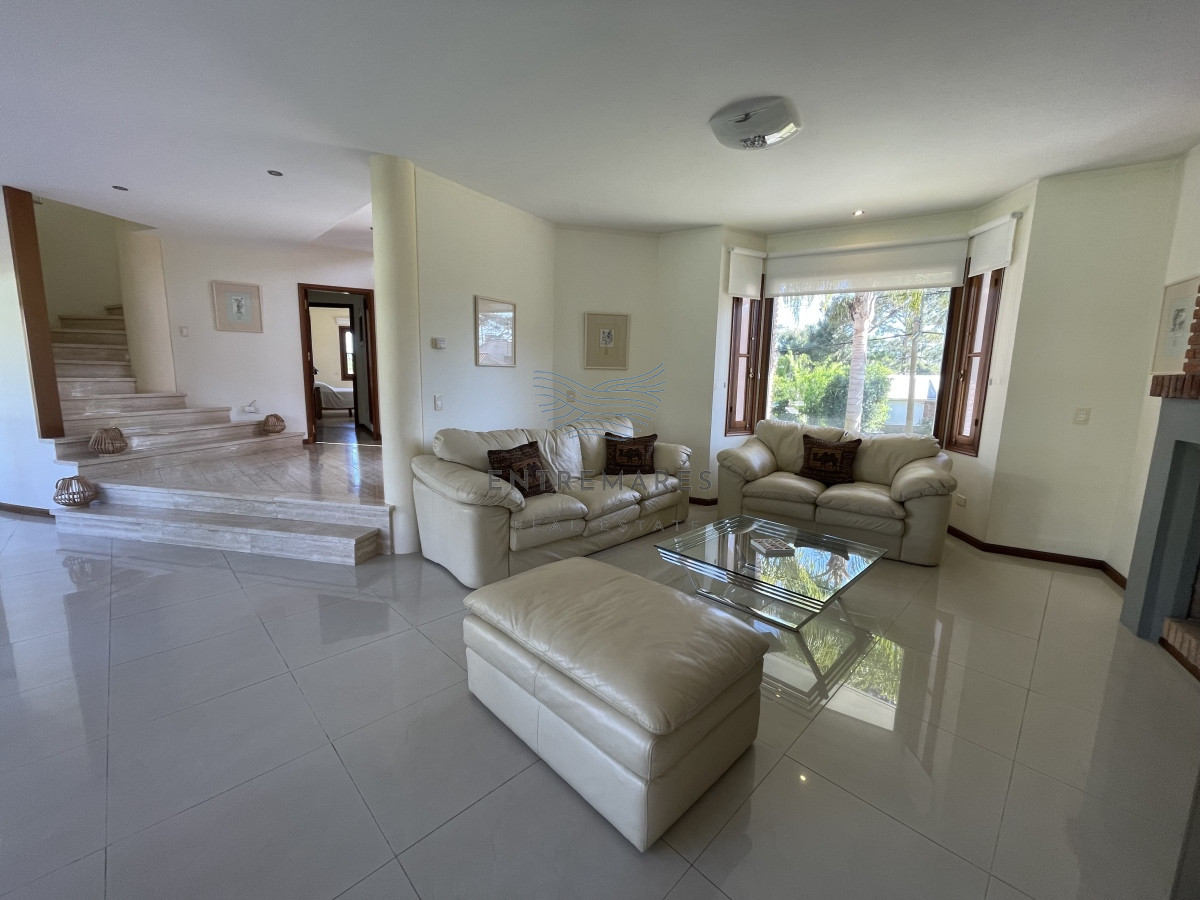 Casa ID.128 - Mansa, selecta propiedad con gran capacidad, pileta climatizada y muy bien equipada.
