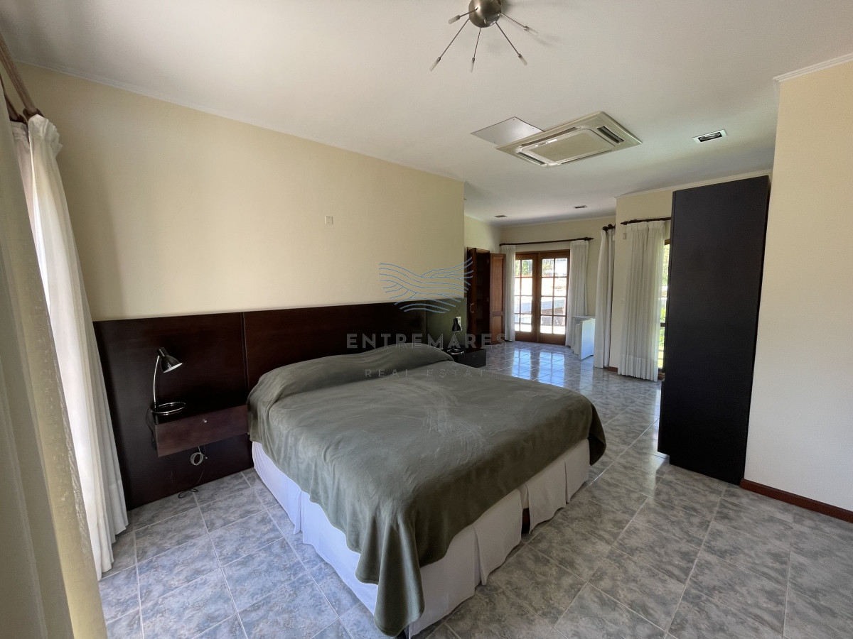 Casa ID.128 - Mansa, selecta propiedad con gran capacidad, pileta climatizada y muy bien equipada.