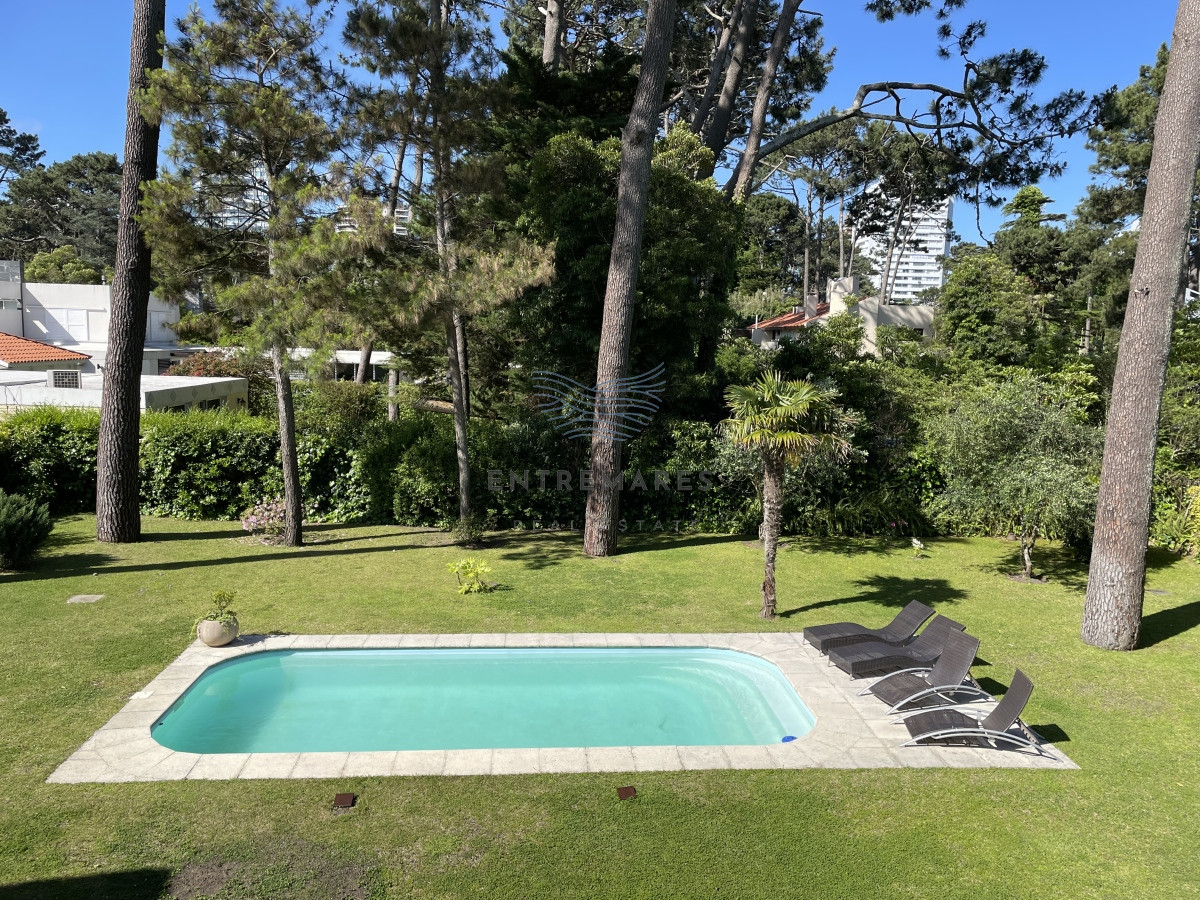Casa ID.128 - Mansa, selecta propiedad con gran capacidad, pileta climatizada y muy bien equipada.