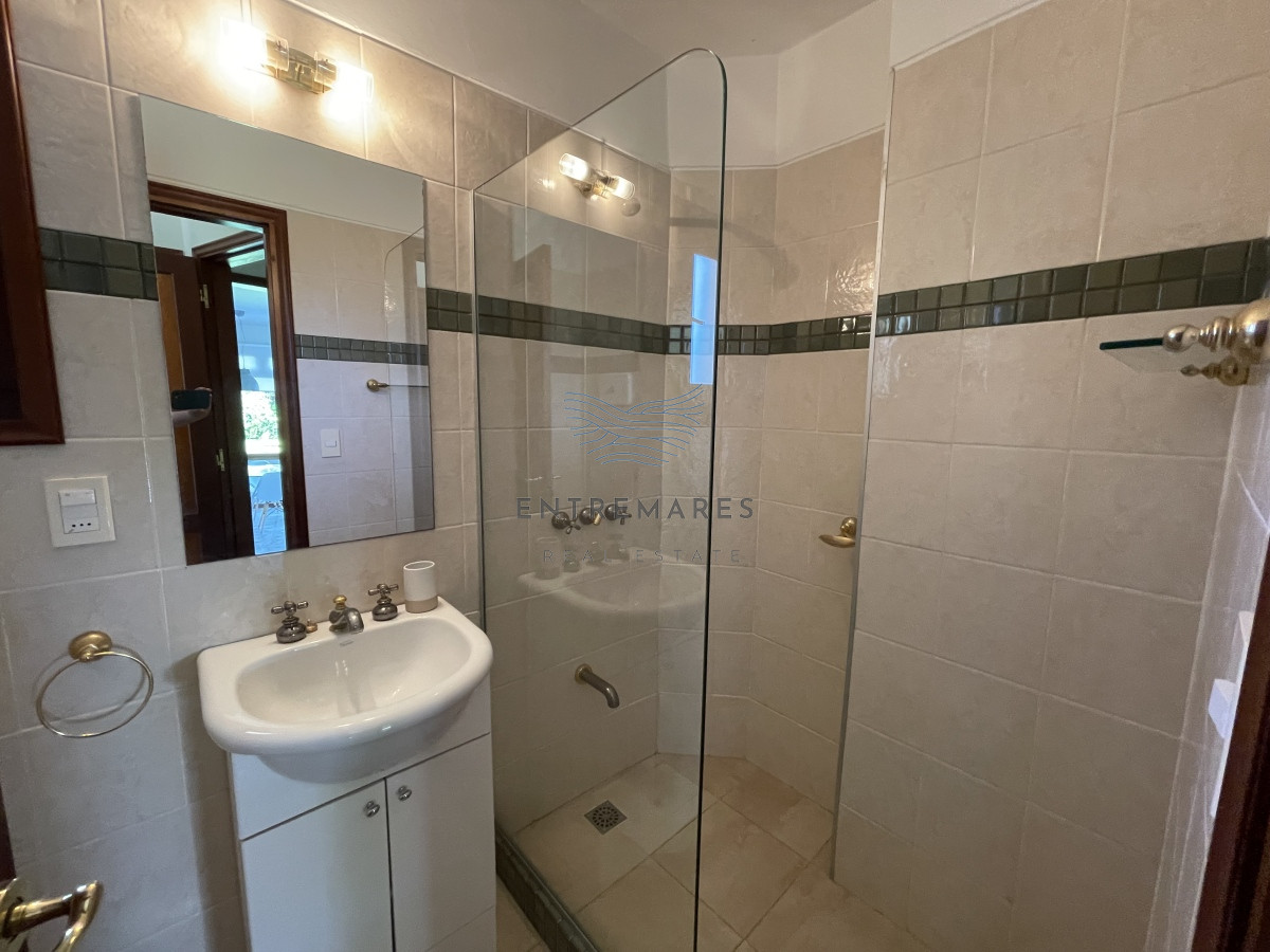 Casa ID.128 - Mansa, selecta propiedad con gran capacidad, pileta climatizada y muy bien equipada.
