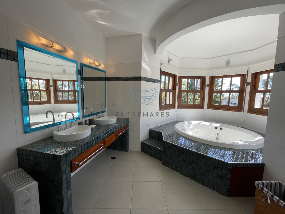 Casa ID.128 - Mansa, selecta propiedad con gran capacidad, pileta climatizada y muy bien equipada.