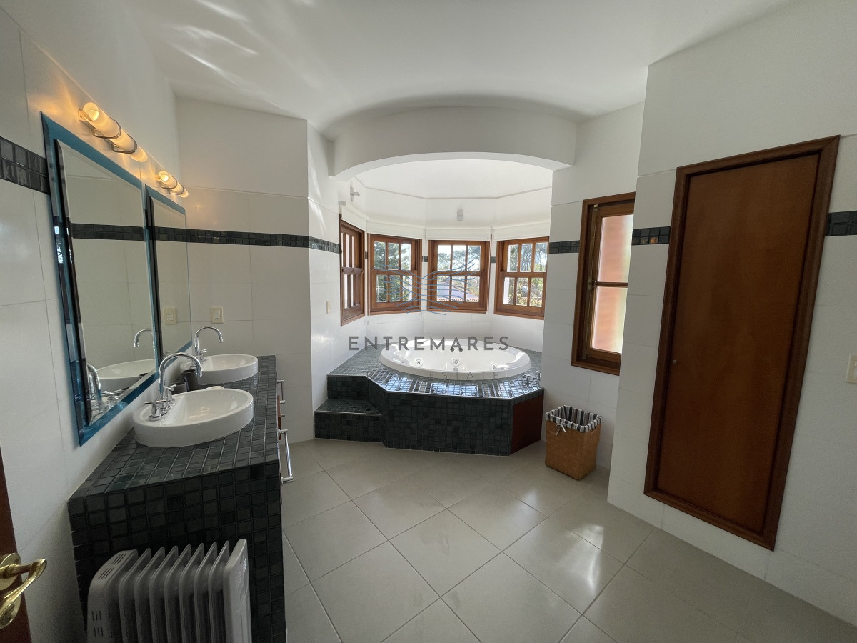 Casa ID.128 - Mansa, selecta propiedad con gran capacidad, pileta climatizada y muy bien equipada.