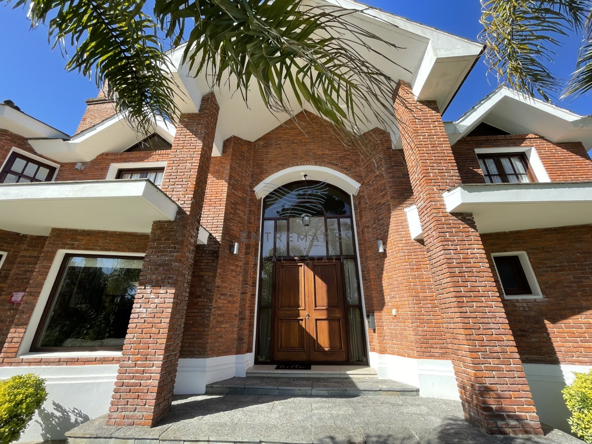 Casa ID.128 - Mansa, selecta propiedad con gran capacidad, pileta climatizada y muy bien equipada.