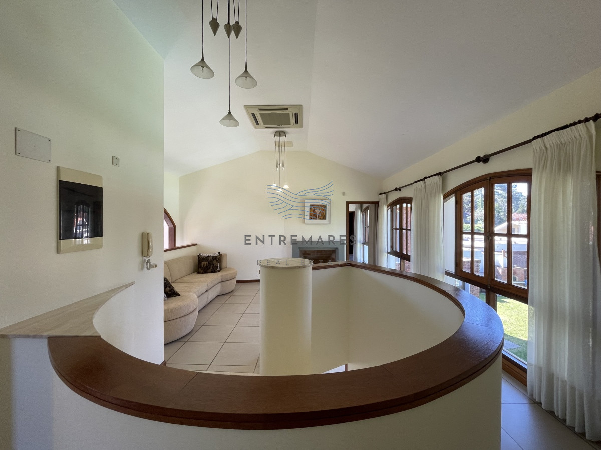 Casa ID.128 - Mansa, selecta propiedad con gran capacidad, pileta climatizada y muy bien equipada.