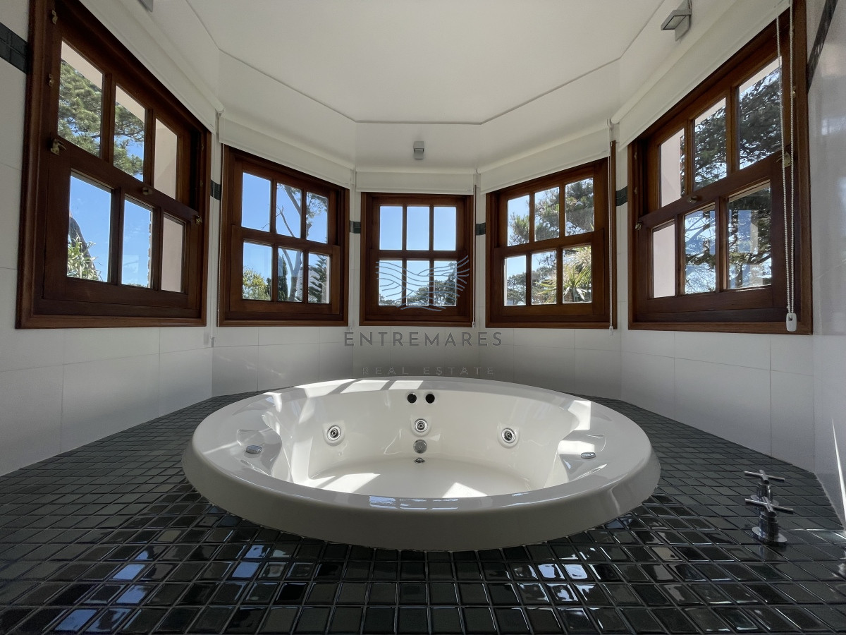 Casa ID.128 - Mansa, selecta propiedad con gran capacidad, pileta climatizada y muy bien equipada.
