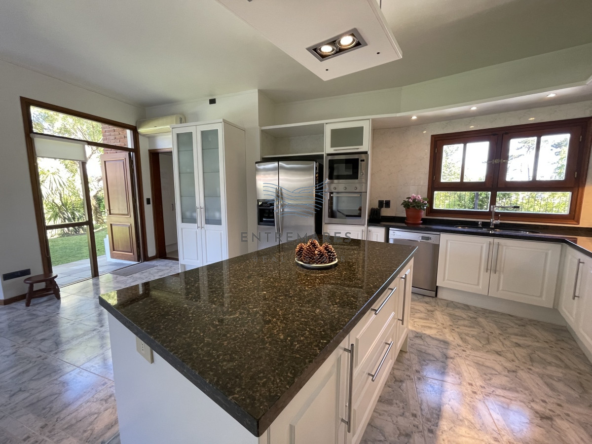 Casa ID.128 - Mansa, selecta propiedad con gran capacidad, pileta climatizada y muy bien equipada.