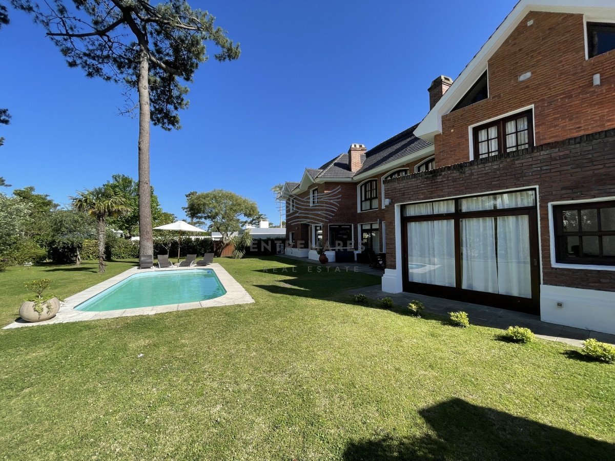 Casa ID.128 - Mansa, selecta propiedad con gran capacidad, pileta climatizada y muy bien equipada.