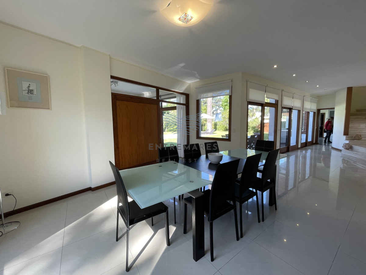 Casa ID.128 - Mansa, selecta propiedad con gran capacidad, pileta climatizada y muy bien equipada.