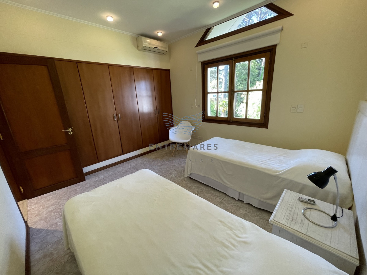 Casa ID.128 - Mansa, selecta propiedad con gran capacidad, pileta climatizada y muy bien equipada.