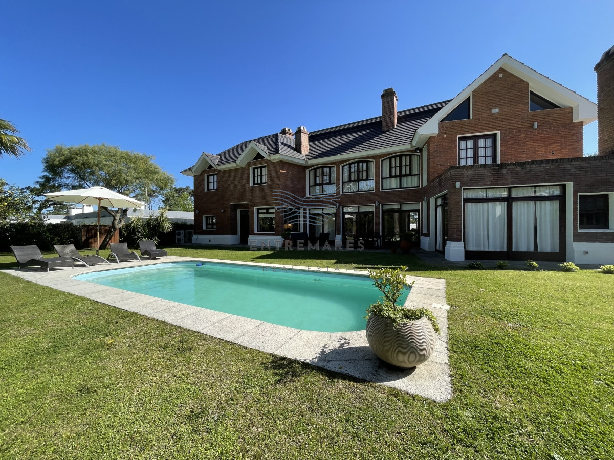 Casa ID.128 - Mansa, selecta propiedad con gran capacidad, pileta climatizada y muy bien equipada.
