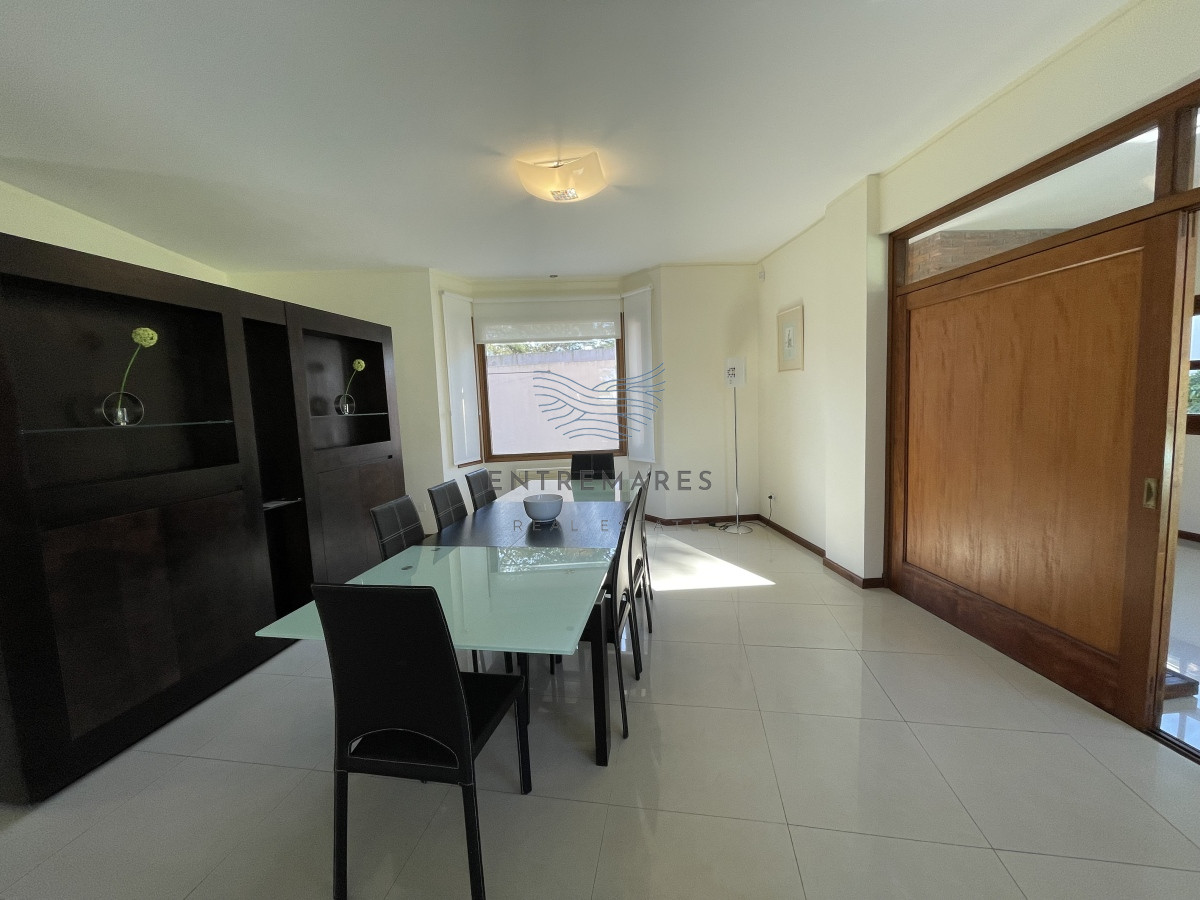 Casa ID.128 - Mansa, selecta propiedad con gran capacidad, pileta climatizada y muy bien equipada.
