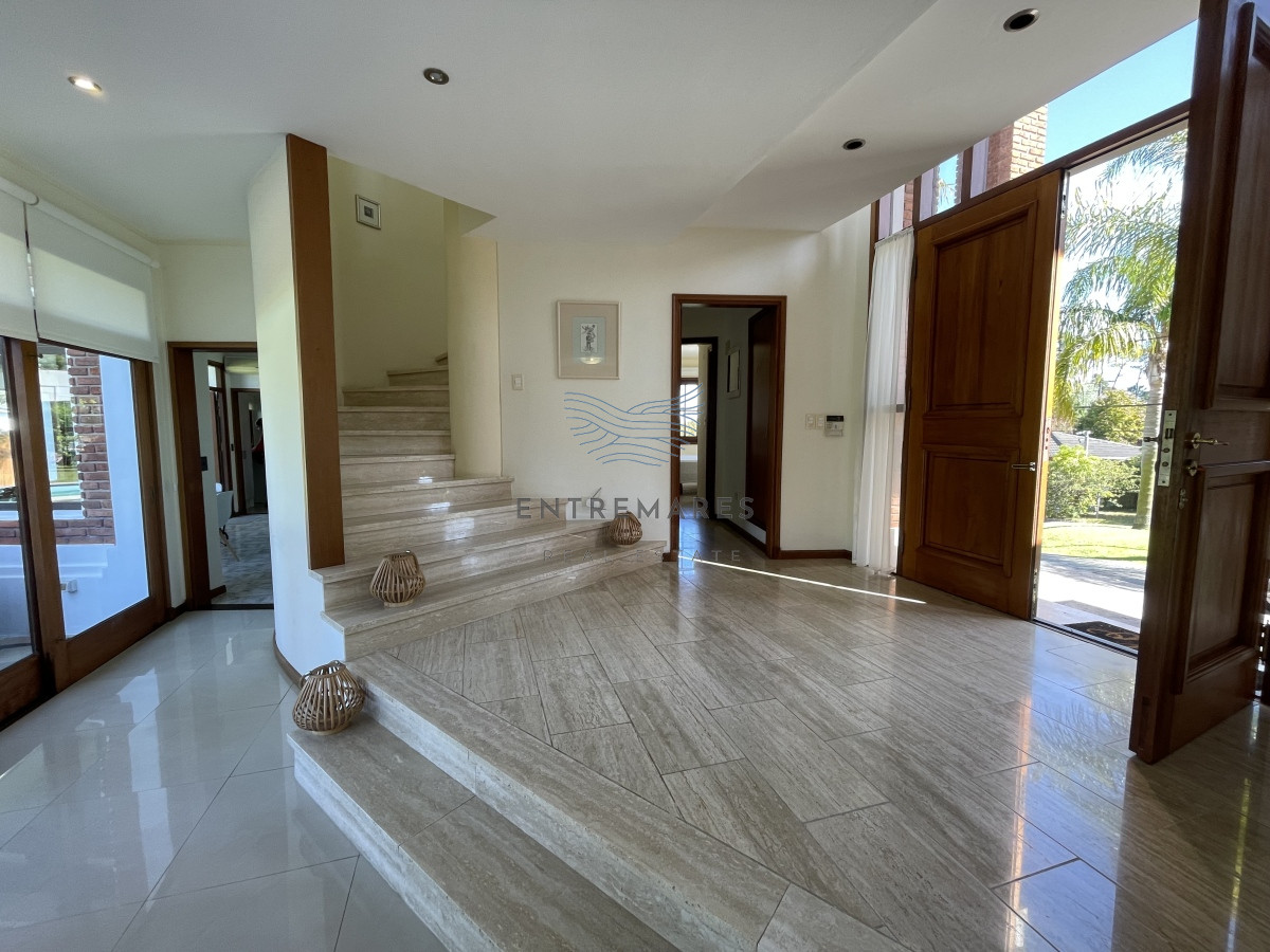 Casa ID.128 - Mansa, selecta propiedad con gran capacidad, pileta climatizada y muy bien equipada.