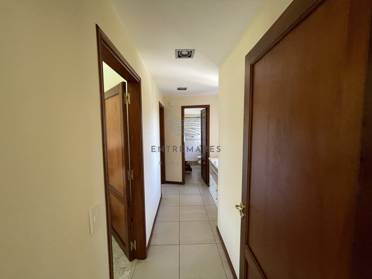 Casa ID.128 - Mansa, selecta propiedad con gran capacidad, pileta climatizada y muy bien equipada.