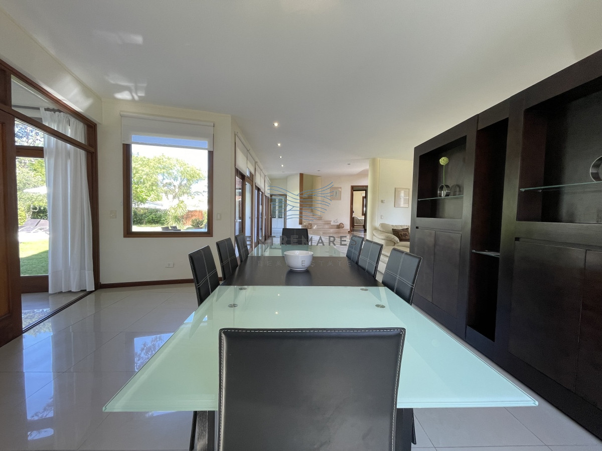 Casa ID.128 - Mansa, selecta propiedad con gran capacidad, pileta climatizada y muy bien equipada.
