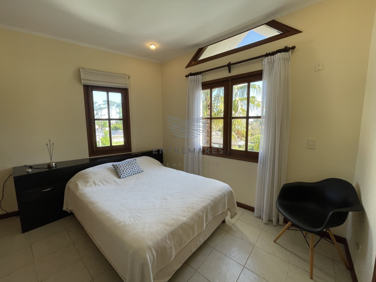 Casa ID.128 - Mansa, selecta propiedad con gran capacidad, pileta climatizada y muy bien equipada.