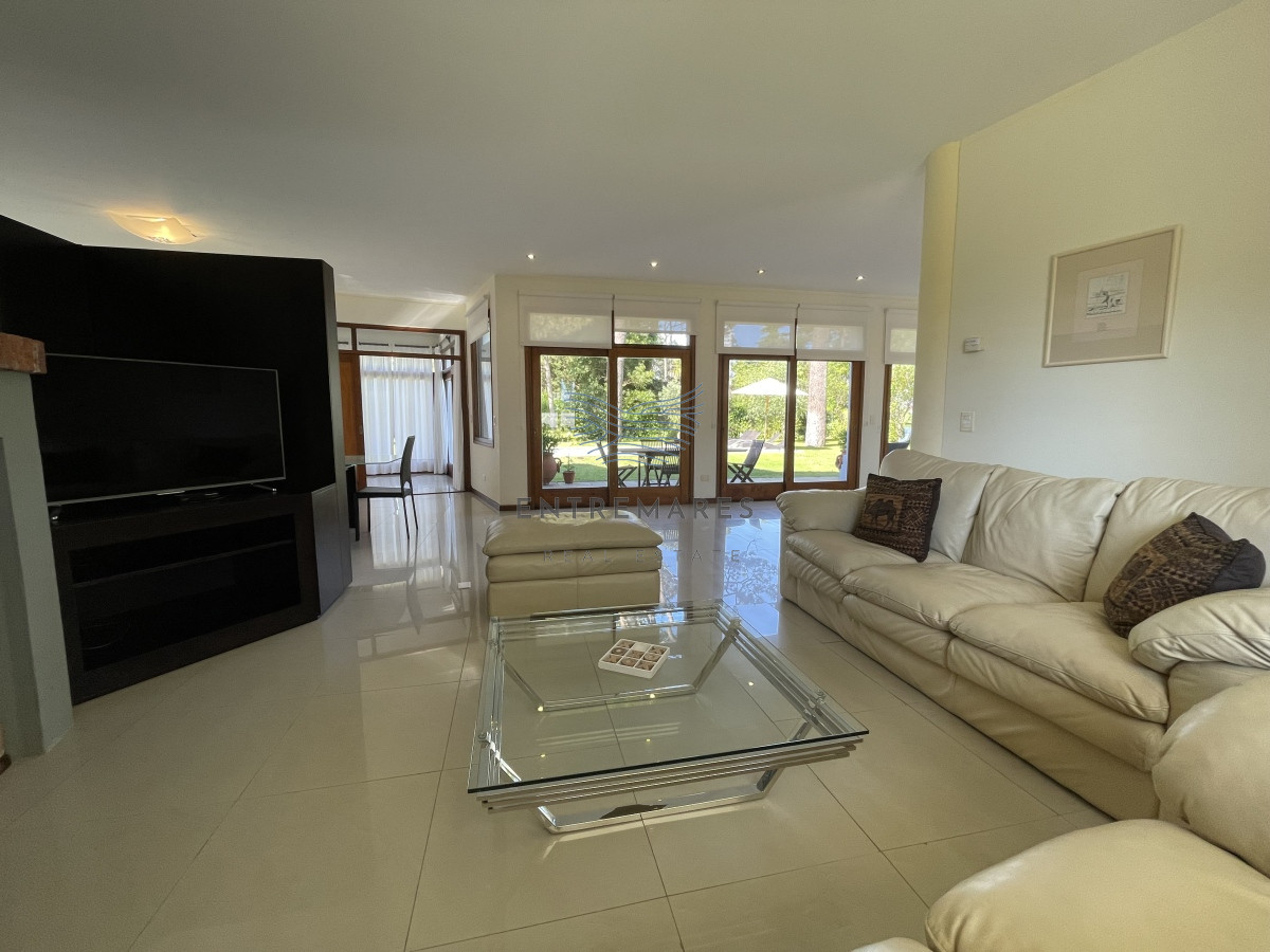 Casa ID.128 - Mansa, selecta propiedad con gran capacidad, pileta climatizada y muy bien equipada.