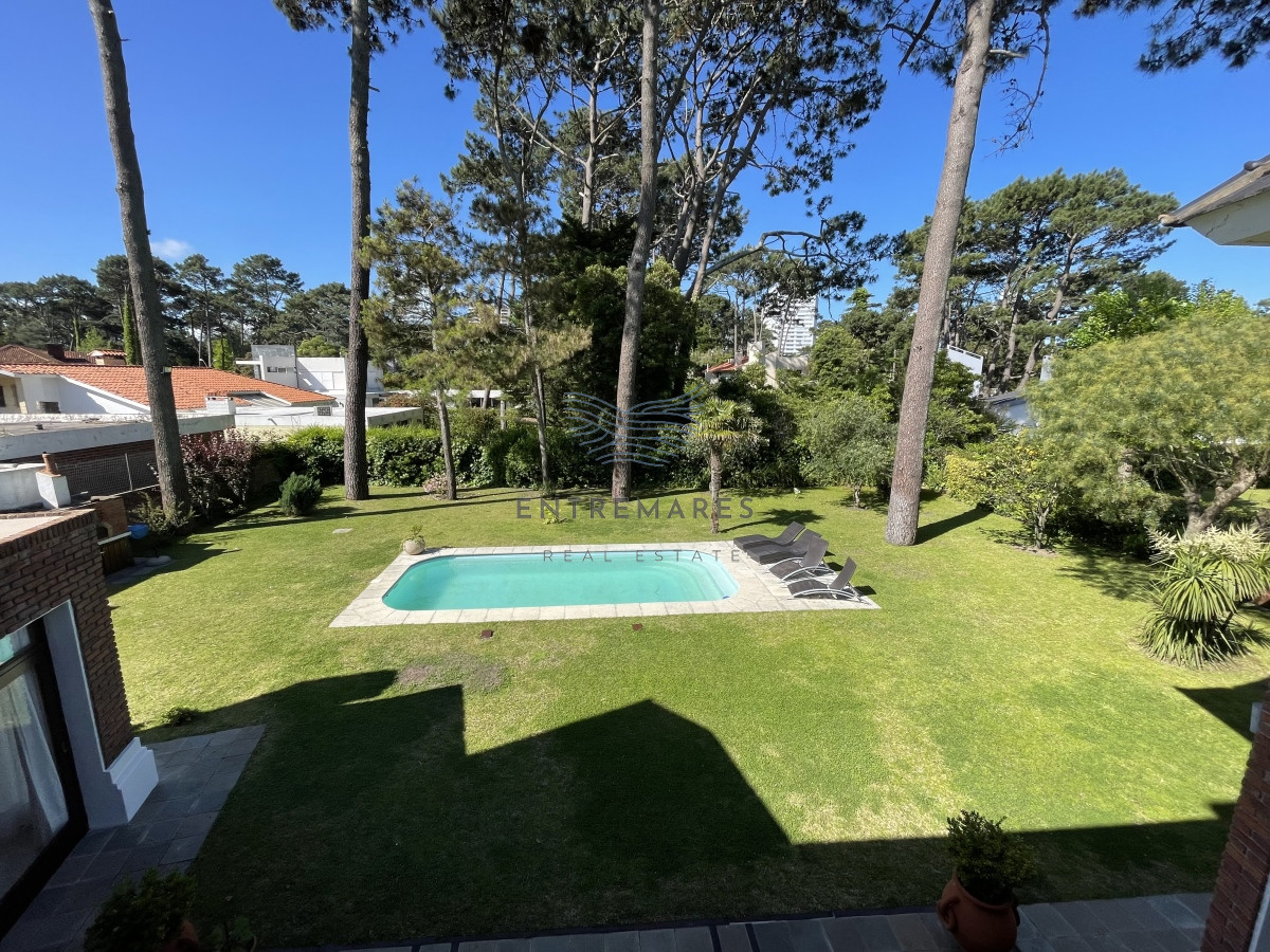 Casa ID.128 - Mansa, selecta propiedad con gran capacidad, pileta climatizada y muy bien equipada.