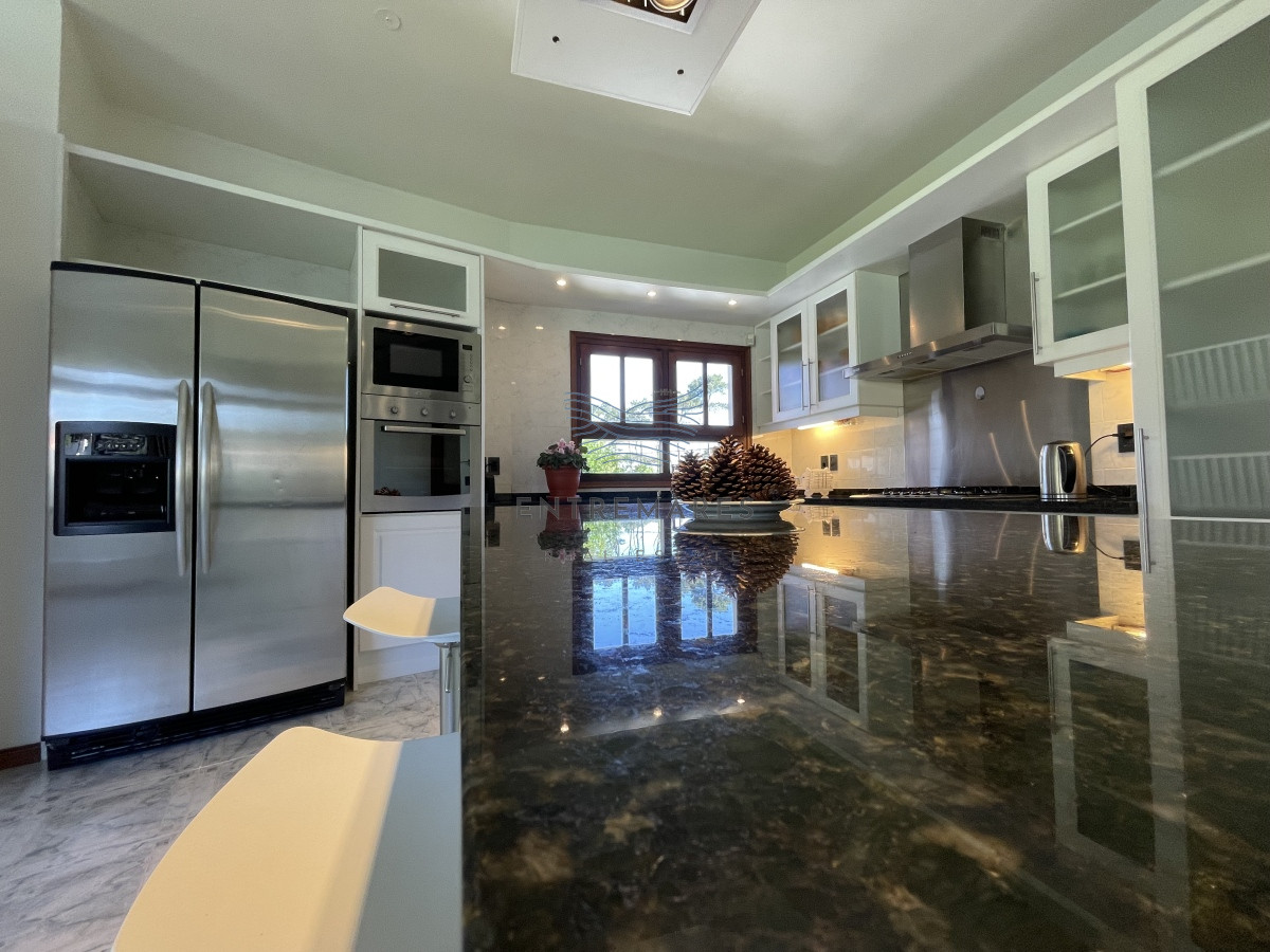 Casa ID.128 - Mansa, selecta propiedad con gran capacidad, pileta climatizada y muy bien equipada.