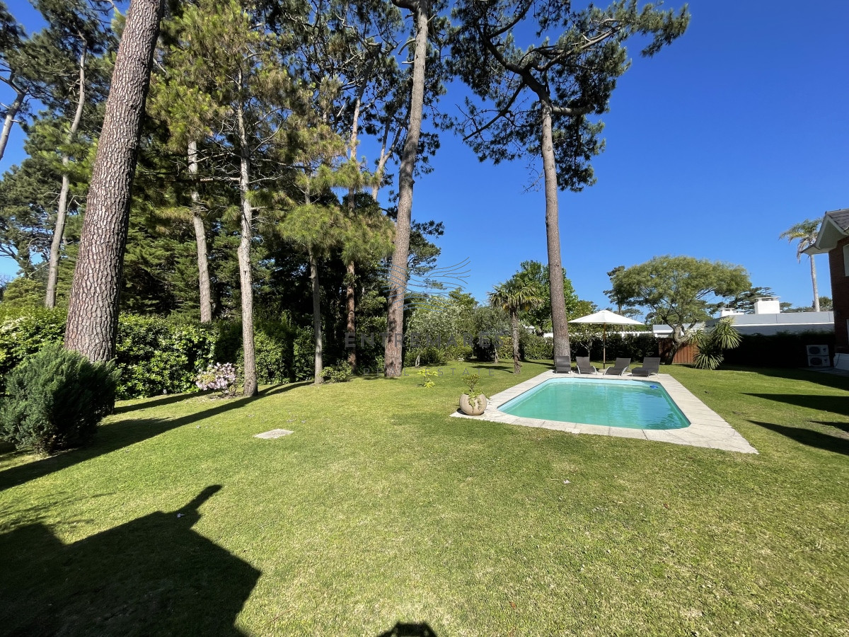 Casa ID.128 - Mansa, selecta propiedad con gran capacidad, pileta climatizada y muy bien equipada.