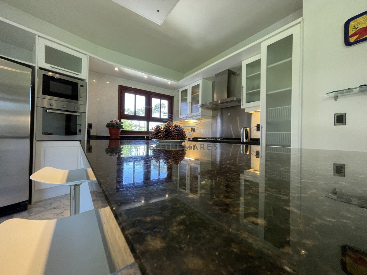 Casa ID.128 - Mansa, selecta propiedad con gran capacidad, pileta climatizada y muy bien equipada.