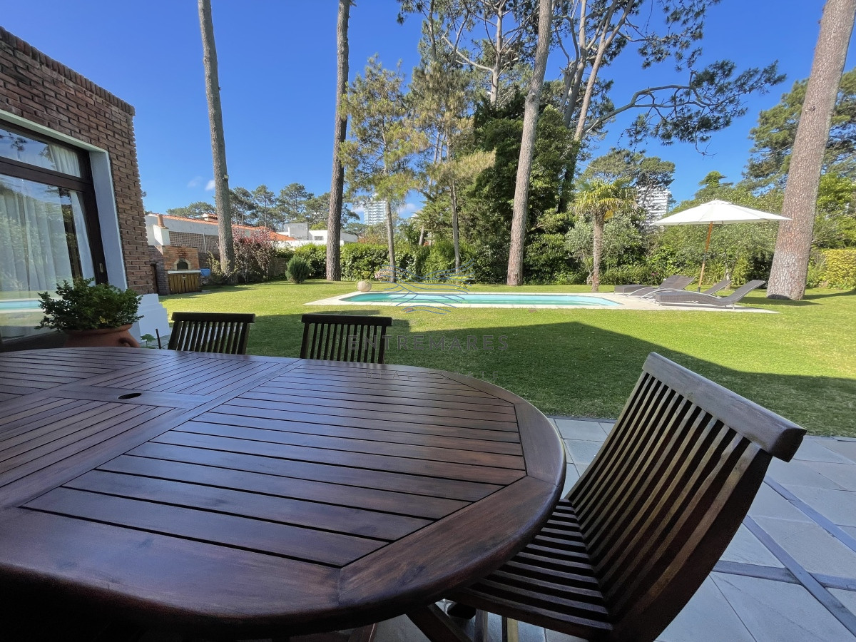 Casa ID.128 - Mansa, selecta propiedad con gran capacidad, pileta climatizada y muy bien equipada.