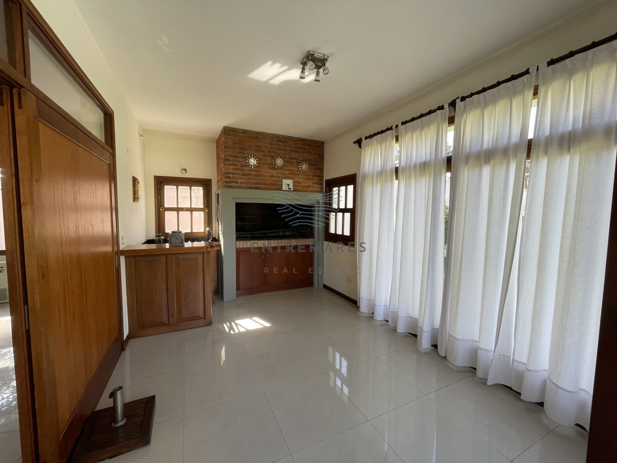 Casa ID.128 - Mansa, selecta propiedad con gran capacidad, pileta climatizada y muy bien equipada.