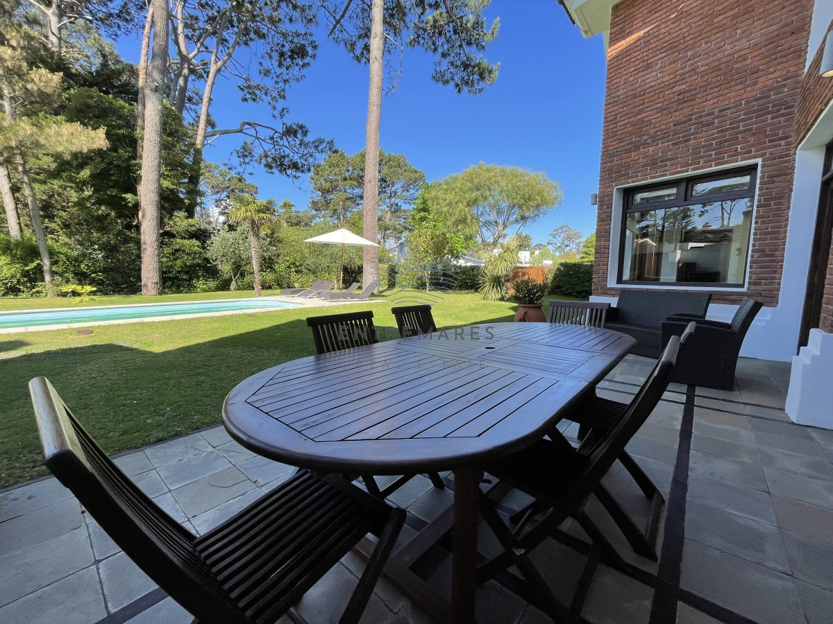 Casa ID.128 - Mansa, selecta propiedad con gran capacidad, pileta climatizada y muy bien equipada.