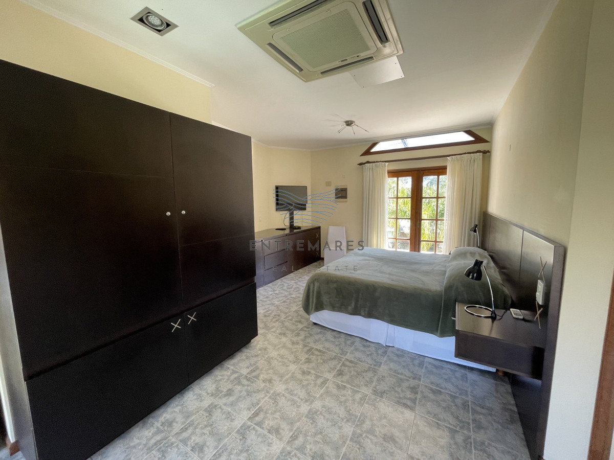 Casa ID.128 - Mansa, selecta propiedad con gran capacidad, pileta climatizada y muy bien equipada.