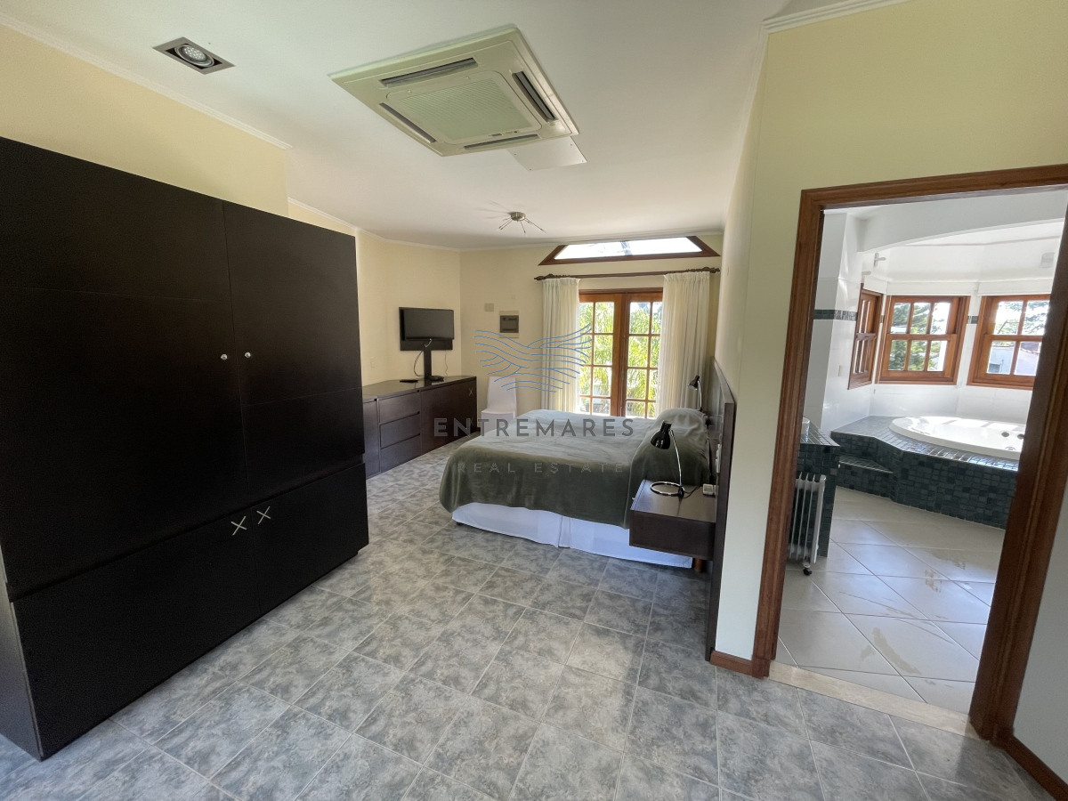 Casa ID.128 - Mansa, selecta propiedad con gran capacidad, pileta climatizada y muy bien equipada.