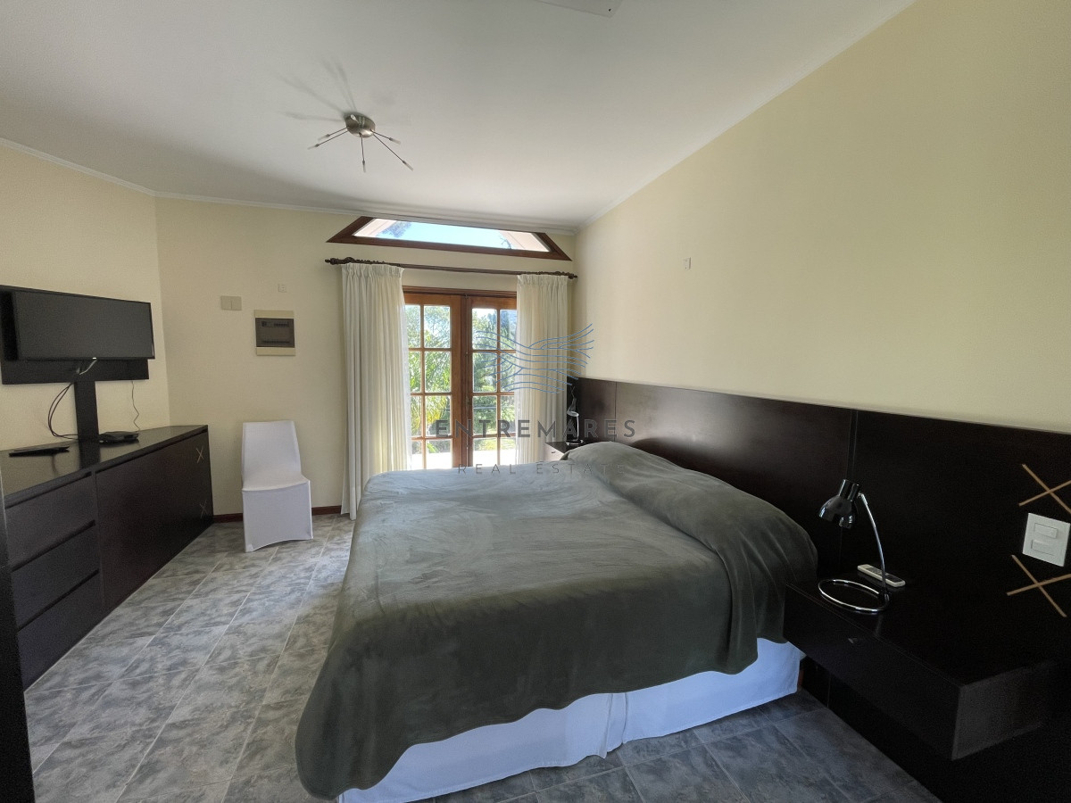 Casa ID.128 - Mansa, selecta propiedad con gran capacidad, pileta climatizada y muy bien equipada.