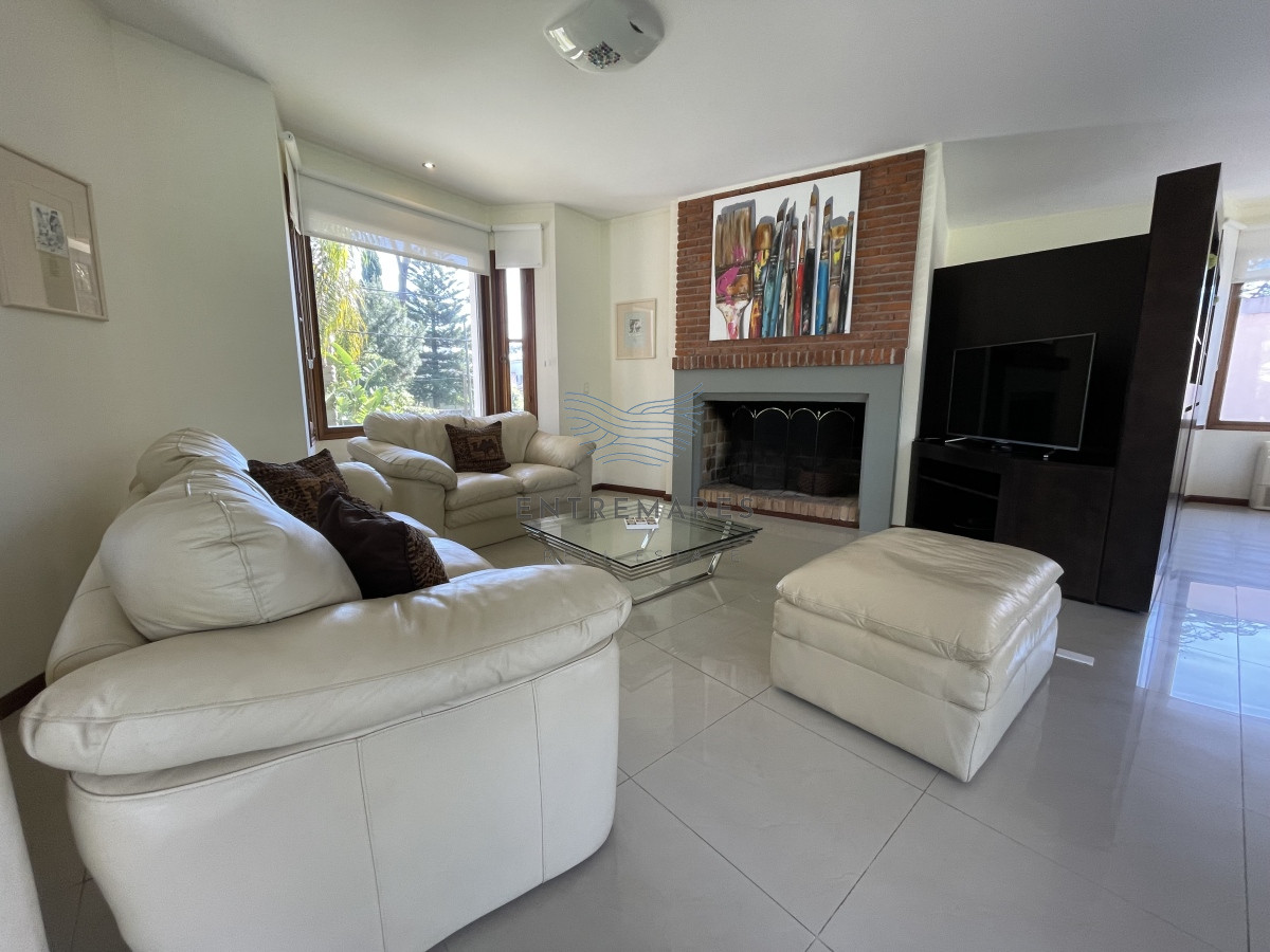 Casa ID.128 - Mansa, selecta propiedad con gran capacidad, pileta climatizada y muy bien equipada.