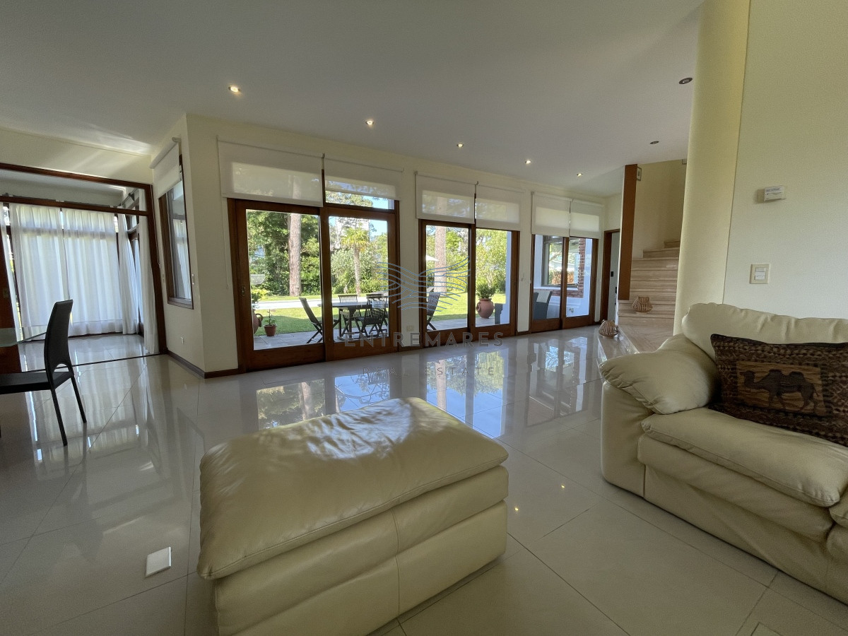 Casa ID.128 - Mansa, selecta propiedad con gran capacidad, pileta climatizada y muy bien equipada.