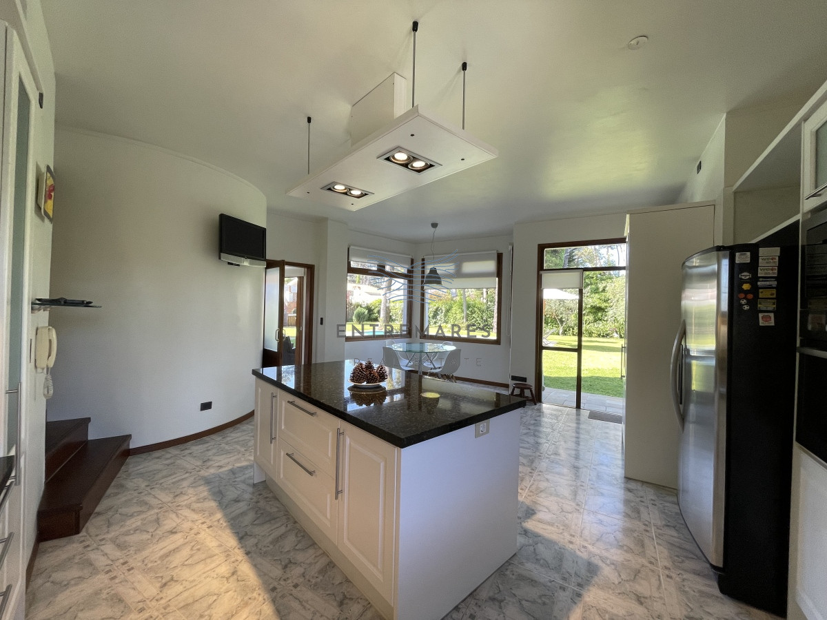 Casa ID.128 - Mansa, selecta propiedad con gran capacidad, pileta climatizada y muy bien equipada.