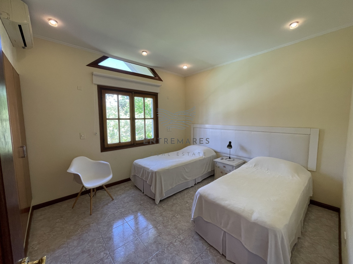Casa ID.128 - Mansa, selecta propiedad con gran capacidad, pileta climatizada y muy bien equipada.