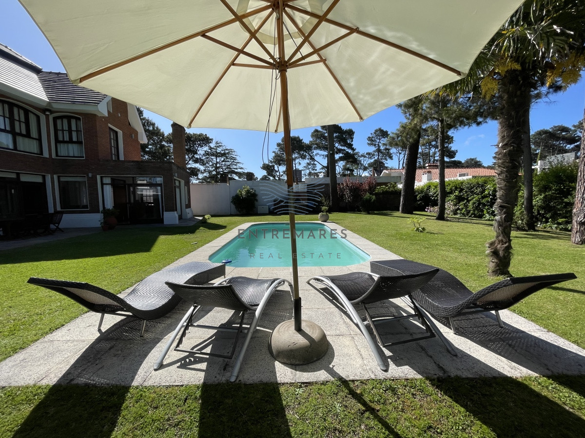 Casa ID.128 - Mansa, selecta propiedad con gran capacidad, pileta climatizada y muy bien equipada.