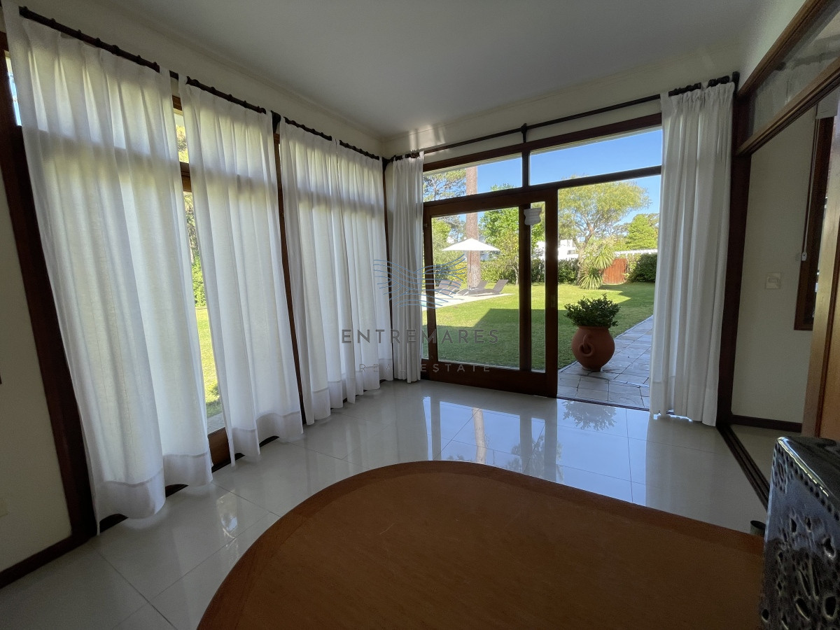 Casa ID.128 - Mansa, selecta propiedad con gran capacidad, pileta climatizada y muy bien equipada.