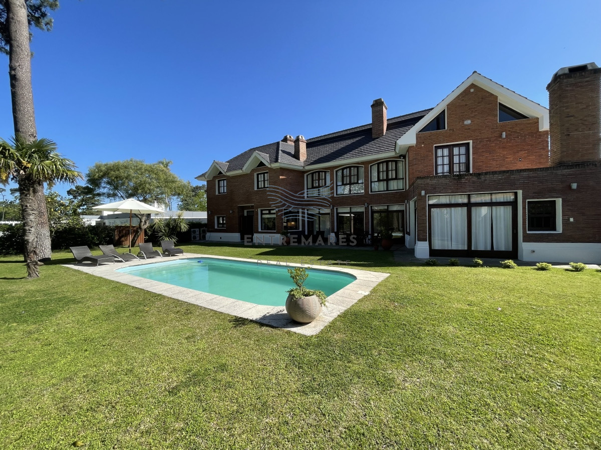 Casa ID.128 - Mansa, selecta propiedad con gran capacidad, pileta climatizada y muy bien equipada.