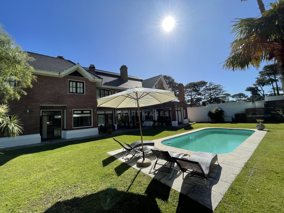 Casa ID.128 - Mansa, selecta propiedad con gran capacidad, pileta climatizada y muy bien equipada.