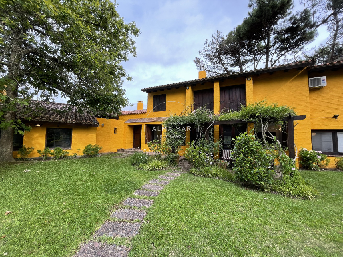Casa ID.190 - Rincón del Indio, a dos cuadras del mar con piscina climatizada