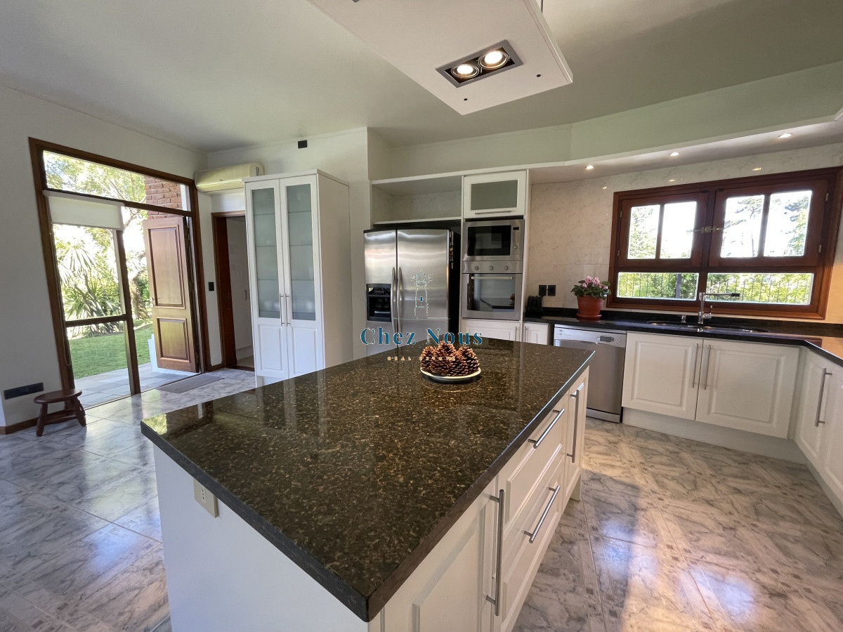Casa ID.193 - Mansa, selecta propiedad con gran capacidad, pileta climatizada y muy bien equipada.