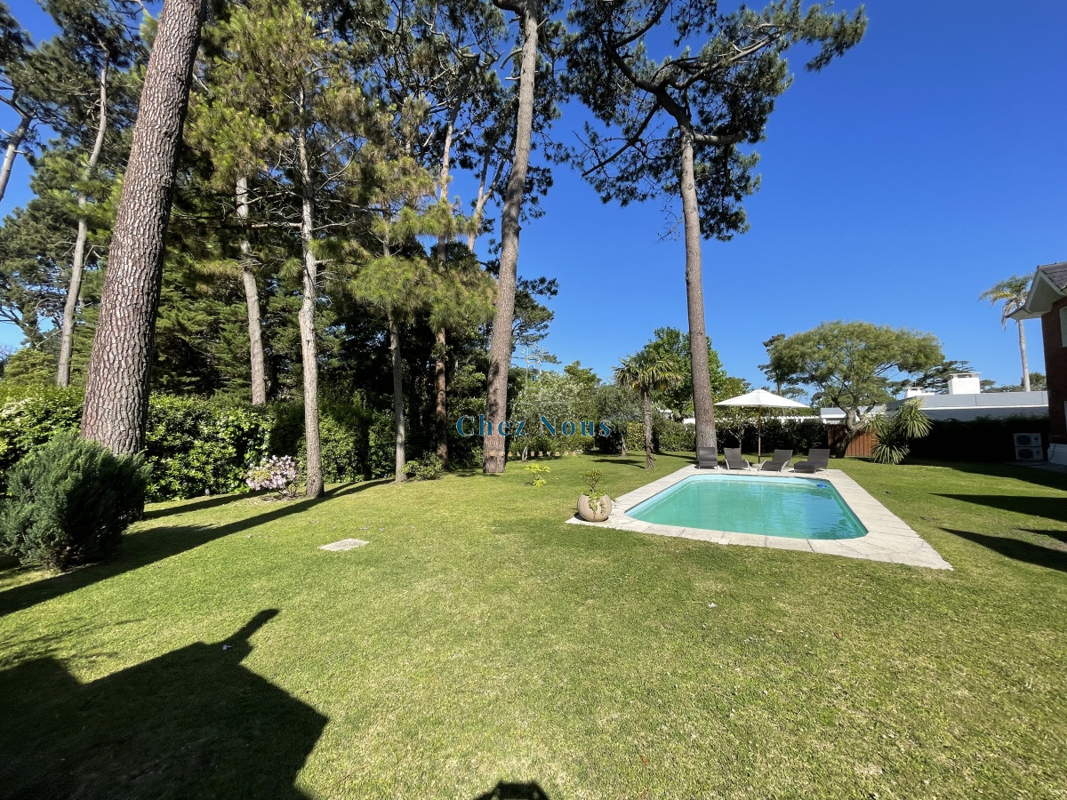 Casa ID.193 - Mansa, selecta propiedad con gran capacidad, pileta climatizada y muy bien equipada.