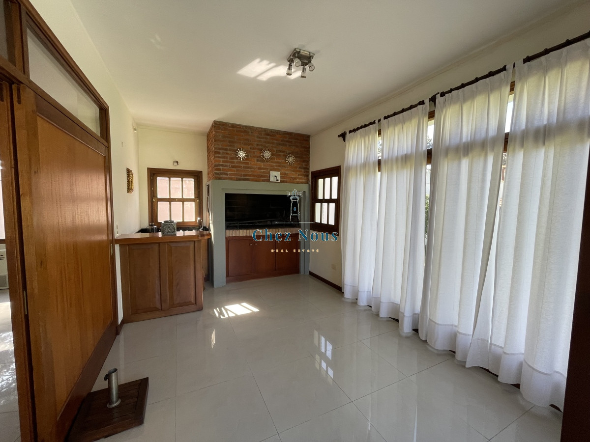 Casa ID.193 - Mansa, selecta propiedad con gran capacidad, pileta climatizada y muy bien equipada.