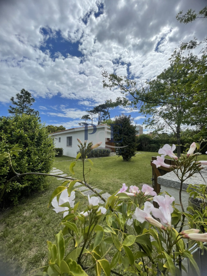 Casa en venta de 3 dormitorios más casa de huéspedes | Playa Mansa. - Imagen 47