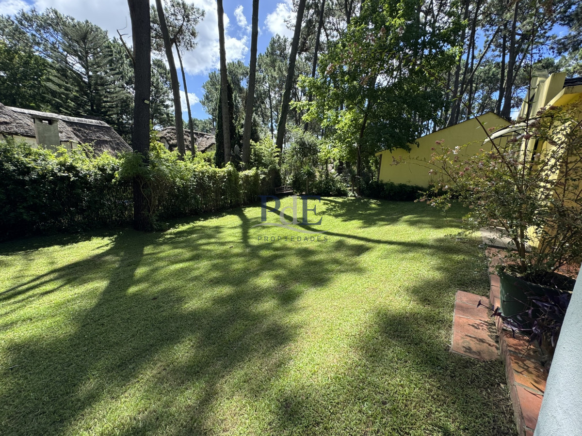 Casa de 3 dormitorios, 2 baños y amplias galerías. Punta del Este - Imagen 45